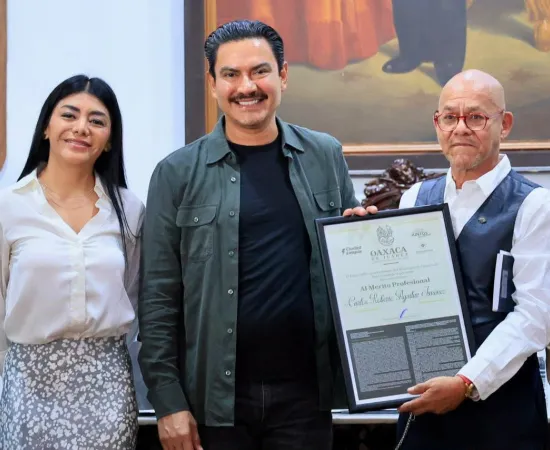 Cabildo de Oaxaca de Juárez reconoce la trayectoria de Carlos Roberto Aguilar Jiménez