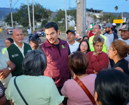 Ray Chagoya recorre la colonia Insurgentes y atiende de cerca las necesidades vecinales