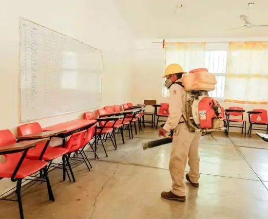 En Juchitán realizan jornada de fumigación en escuelas 
