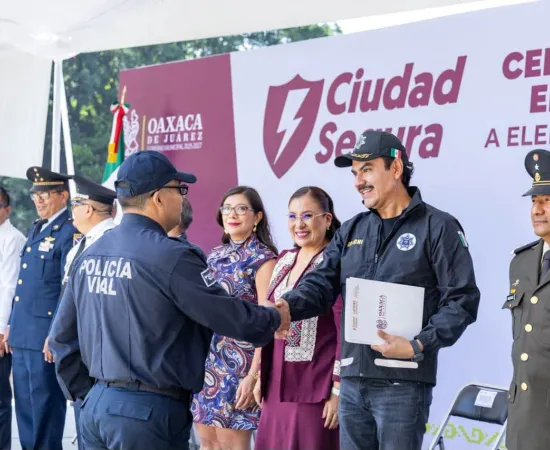 Ray Chagoya fortalece y dignifica la labor de la policía de Oaxaca de Juárez con 27 ascensos y entrega de uniformes