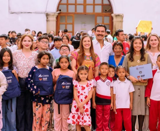 DIF Municipal entrega útiles escolares a niñas y niños de Oaxaca de Juárez