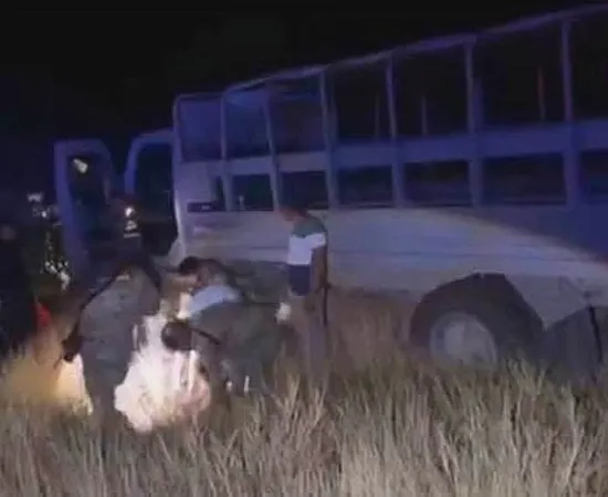 Camión de la Semar se sale de la carretera 