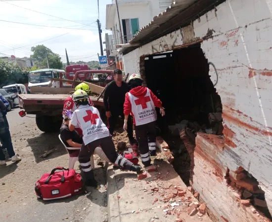 Camioneta termina contra una vivienda en la colonia Volcanes; una mujer resulta lesionada