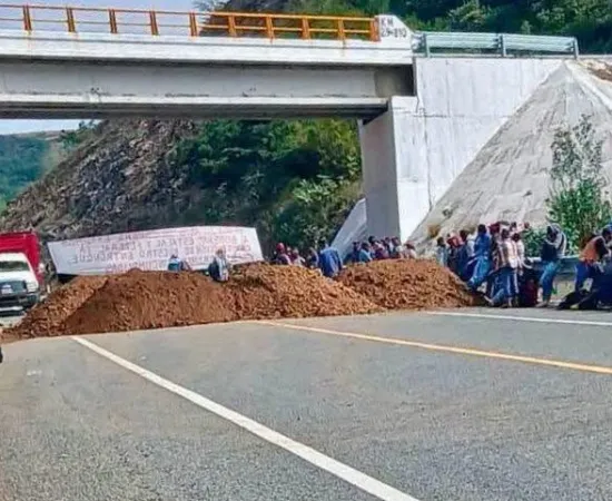 Bloquean carretera a la Costa