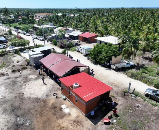 Cumple Salomón Jara con la entrega de vivienda a personas damnificadas