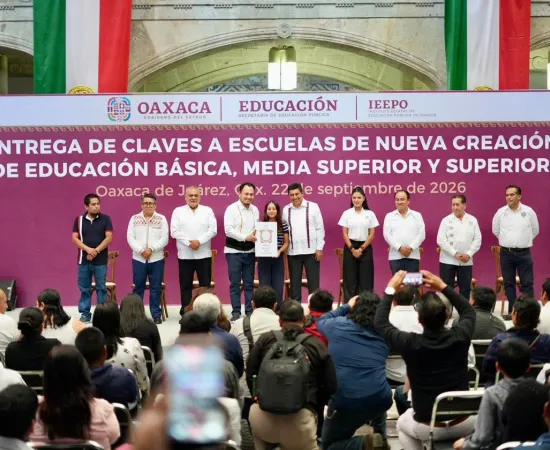 Entrega Salomón Jara claves a escuelas; estudiantes no abandonarán sus pueblos ni raíces por falta de oportunidades educativas 