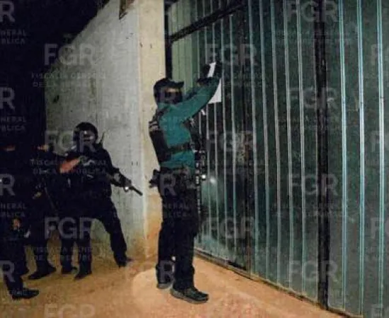 Detiene FGR a dos personas durante cateo, por probable venta de drogas en Xoxocotlán 