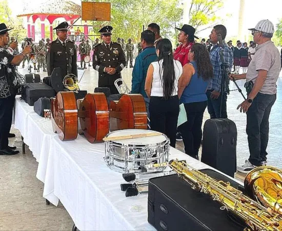 Ejército realiza donación de instrumentos musicales a La Pe Ejutla
