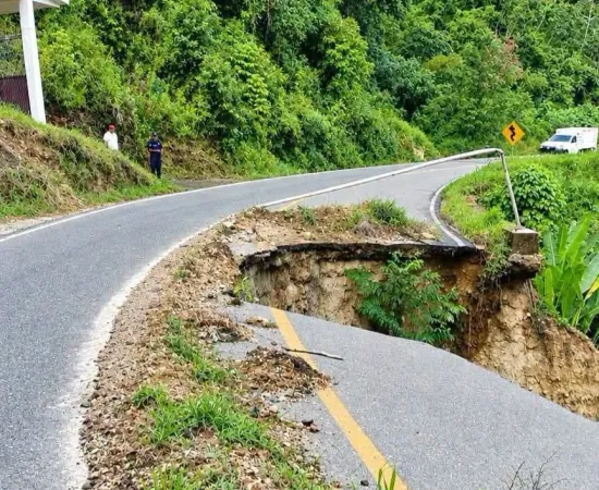 Alerta vial por fallas estructurales en carretera Huatulco - Pluma Hidalgo 