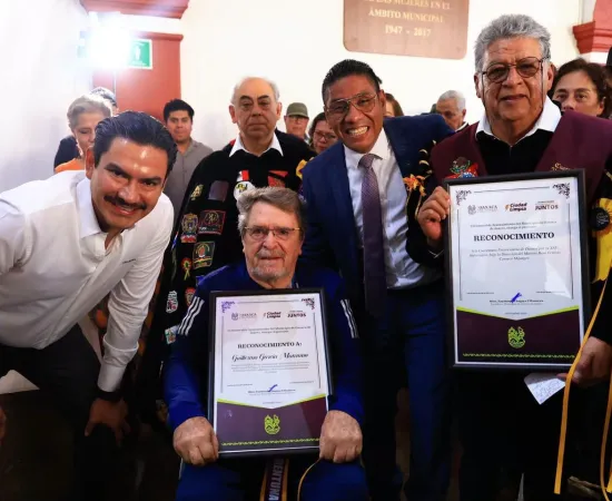 Cabildo de Oaxaca de Juárez reconoce 25 años de la Cuarentuna Universitaria