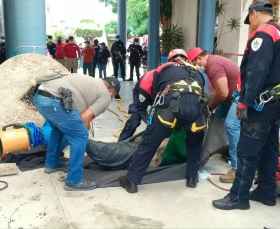 Dos jóvenes mueren por presunta inhalación de gases al limpiar un pozo 
