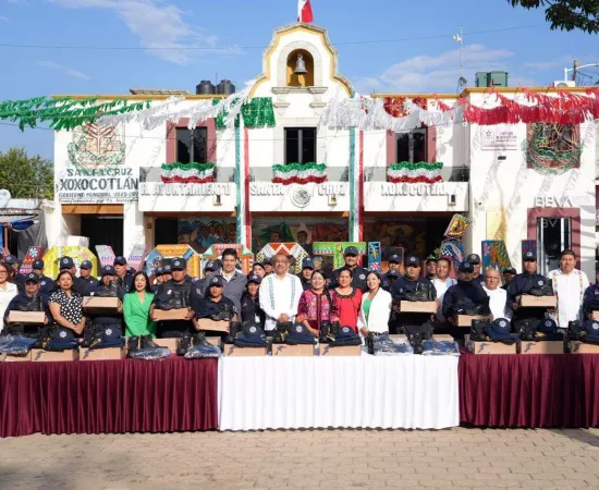 Fortalece Xoxocotlán a corporaciones municipales con entrega de uniformes