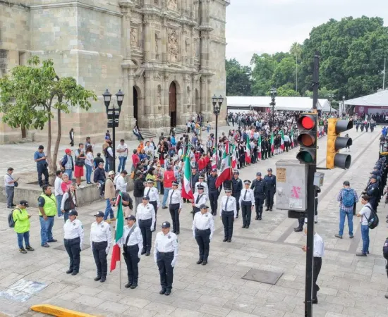 Con Desfile de Banderas, Oaxaca de Juárez fortalece el fervor patrio 