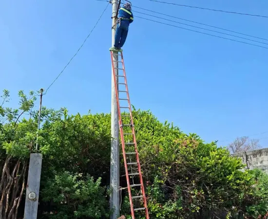 Atienden demandas de Santa María del Mar sobre alumbrado público y suministro eléctrico 