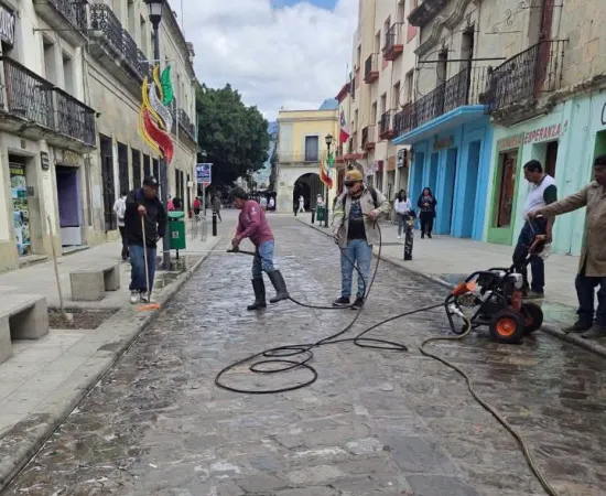 Refuerzan labores de limpieza en Oaxaca de Juárez tras las Fiestas Patrias