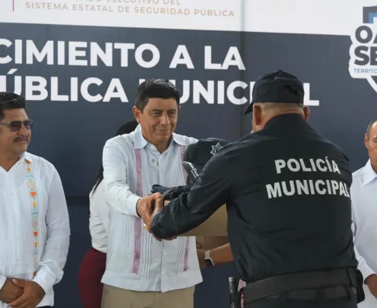 Entrega Salomón Jara uniformes a policías municipales de la Costa para mejorar su operatividad 