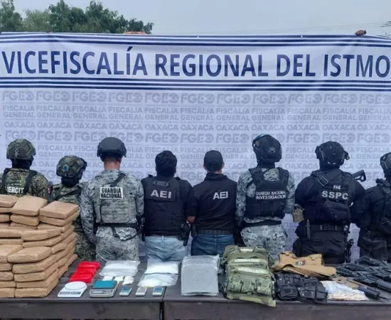 Desmantelan centro de operaciones de narcomenudeo, aseguran más de 160 paquetes de drogas y armas en Juchitán