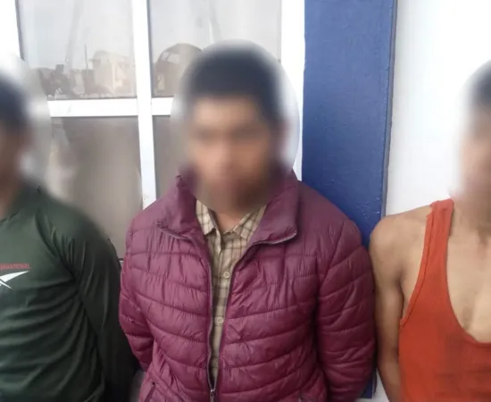 Detienen a tres personas por presunto robo de cable de telefonía en Jalatlaco