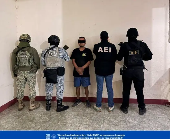 FGEO ejecuta cateo en Valles Centrales; asegura vehículo con reporte de robo, arma de fuego, cartuchos y detiene a una persona
