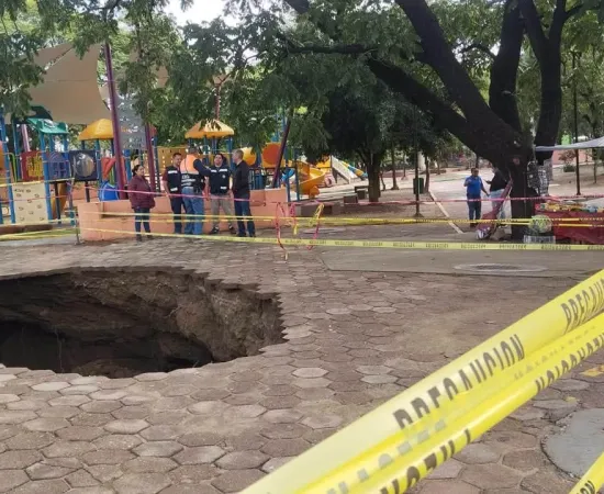 Se forma socavón en la zona del Parque del Amor