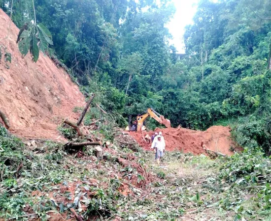 Fuerza operativa del Gobierno estatal libera caminos afectados por lluvias