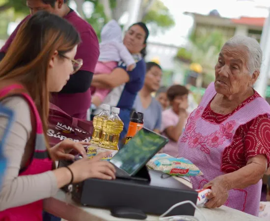 Tiendita Móvil Súper DIF apoya la economía familiar en La Raya y Los Ángeles