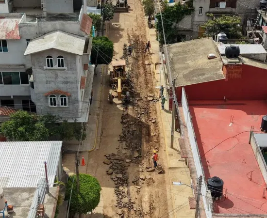 Ray Chagoya da banderazo de inicio a la rehabilitación de la calle Tuxtepec en la colonia Siete Regiones
