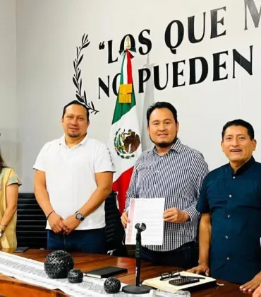 Emilio Montero entrega respuesta de pliego de normalistas