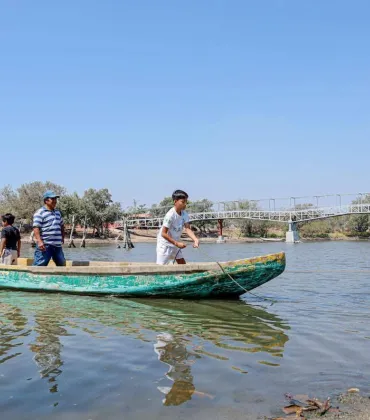 Entrega Miguel Quetu puente peatonal a familias de Playa Vicente, mejorará su traslado diario