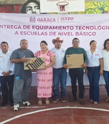 IEEPO entrega equipo y mobiliario escolar en Loxicha