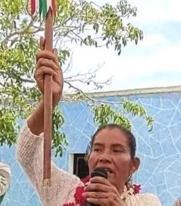 Maccaria Juana López recibe el bastón de mando y asume la presidencia de Santa María Apazco