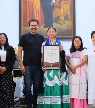 𝗥𝗲𝗰𝗼𝗻𝗼𝗰𝗲𝗻 𝗮 𝗠𝗮𝗿í𝗮 𝗙𝗲𝗿𝗻𝗮𝗻𝗱𝗮 𝗖𝗿𝘂𝘇 𝗟𝗼𝗿𝗲𝗻𝘇𝗼, 𝗗𝗶𝗼𝘀𝗮 𝗖𝗲𝗻𝘁𝗲𝗼𝘁𝗹 𝟮𝟬𝟮𝟲 𝗱𝗲 𝗢𝗮𝘅𝗮𝗰𝗮 𝗱𝗲 𝗝𝘂á𝗿𝗲𝘇