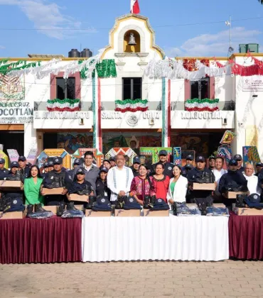 Fortalece Xoxocotlán a corporaciones municipales con entrega de uniformes