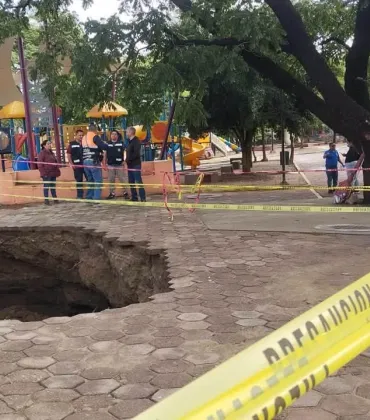 Se forma socavón en la zona del Parque del Amor
