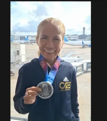 Con orgullo y determinación, la atleta oaxaqueña María Isabel Santiago Romero, originaria de Santiago Ixtaltepec, llevó el nombre de Oaxaca hasta el Maratón de Chicago 2026, una de las competencias más importantes a nivel mundial. Su participación en esta justa internacional fue posible gracias al respaldo de la #FundaciónNino, que refrenda así su compromiso de impulsar el talento deportivo oaxaqueño y abrir camino a quienes con esfuerzo y disciplina buscan cumplir sus sueños. Fundación Nino afirmó estar co