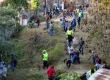 Gran grupo de ciudadanos realizando un tequio vecinal para la limpieza de maleza y mantenimiento de áreas verdes en Oaxaca de Juárez, enero 2026.